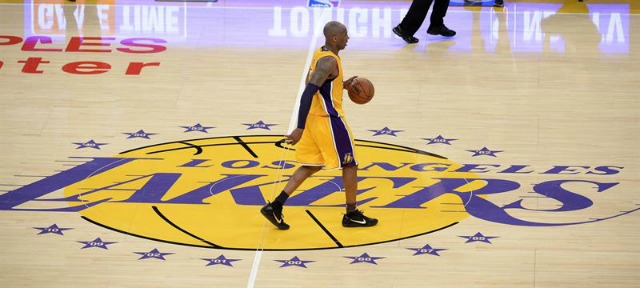 El jugador de los Angeles Lakers Kobe Bryant bota el balón durante el partido que enfrentó a Los Angeles Lakers contra los Utah Jazz en el Staples Center en Los Ángeles (Estados Unidos) ayer, 13 de abril de 2016. Kobe Bryant firmó una última gesta con 60 puntos en la noche de su adiós definitivo, una despedida majestuosa que, según reconoció tras el choque, "jamás hubiera imaginado", y que puso el broche a una jornada inolvidable para el baloncesto. EFE/Mike Nelson 