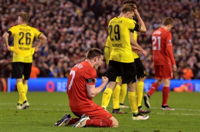 El jugador James Milner (c) de Liverpool celebra la victoria hoy, jueves 14 de abril de 2016, después de un partido de la Liga Europa UEFA entre Liverpool y Borussia Dortmund en Liverpool.  EFE