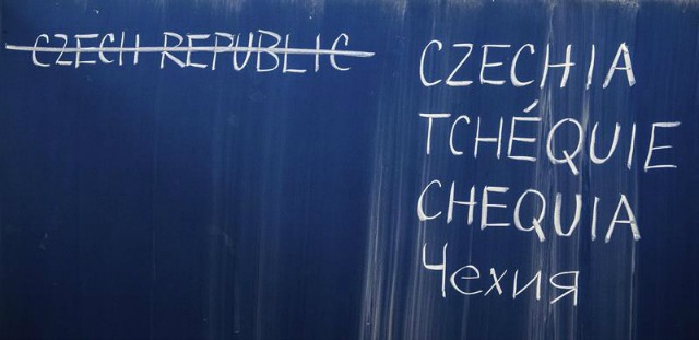 Una pizarra muestra en distintos idiomas, entre ellos el español (3 desde arriba), el posible nuevo nombre para la República Checa en Praga (República Checa) hoy, 14 de abril de 2016. El ministro checo de Exteriores, Lubomir Zaoralek, ha anunciado que la República Checa podría pasar a llamarse Czechia (Chequia). EFE/Filip Singer