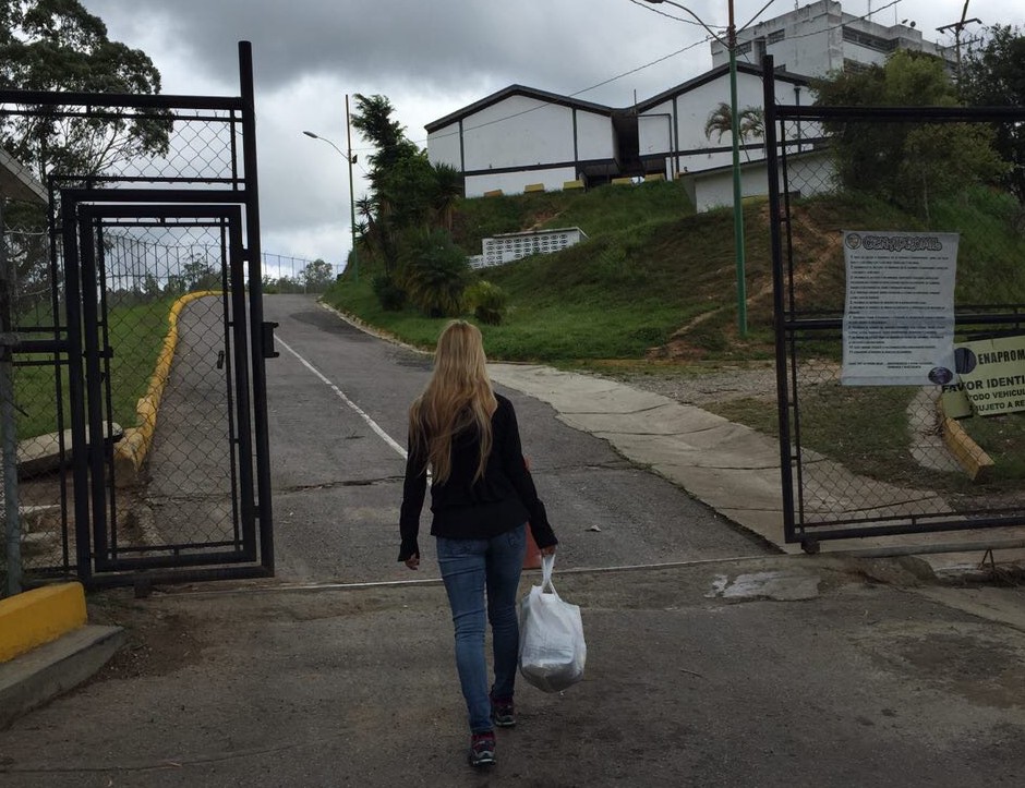 Coronel Viloria ordena humillaciones contra Lilian Tintori y amenaza a Leopoldo López en Ramo Verde