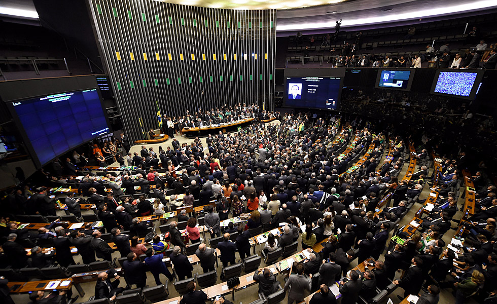 Congreso de Brasil pone a Rousseff contra las cuerdas y logra el inicio de su juicio político