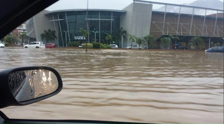 Desbordamiento del río Cabriales en Valencia afecta varios sectores de la ciudad