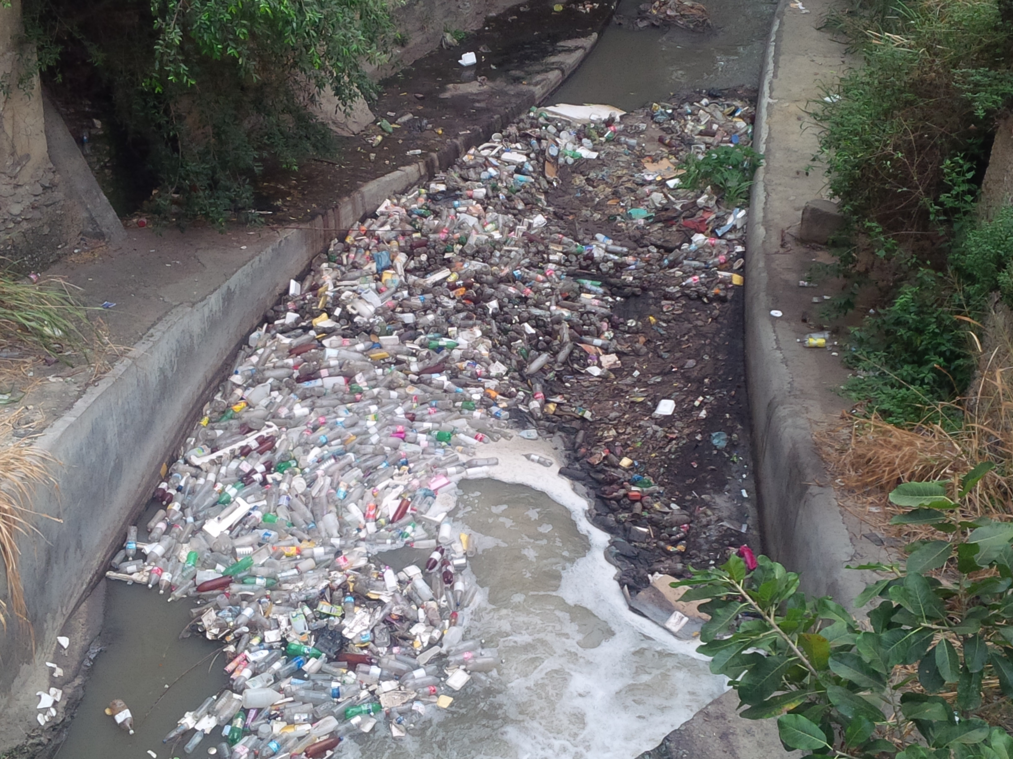 Vecinos del norte de Caracas alertan que quebradas están repletas de basura (Fotos)