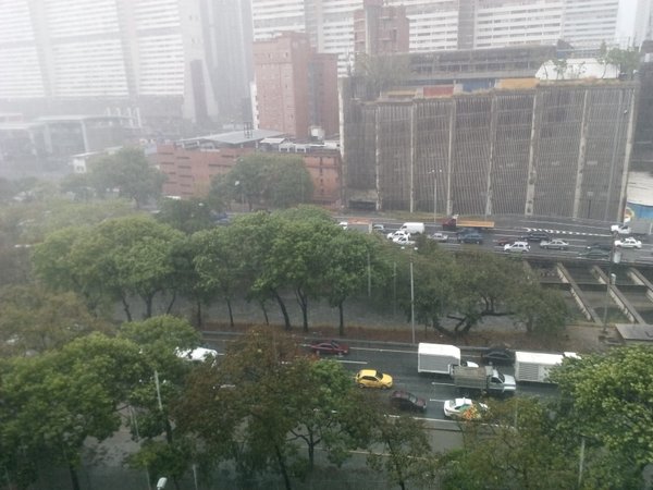 Así reportaron los caraqueños la lluvia este jueves #21A