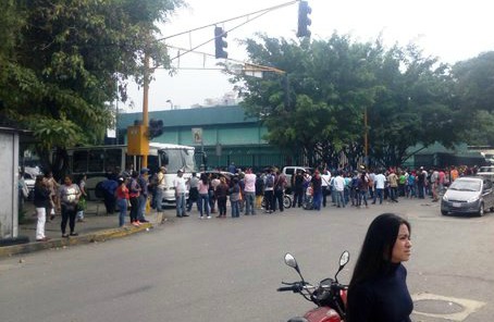 Trifulca en Las Mercedes porque no venden comida en el Bicentenario (Video)