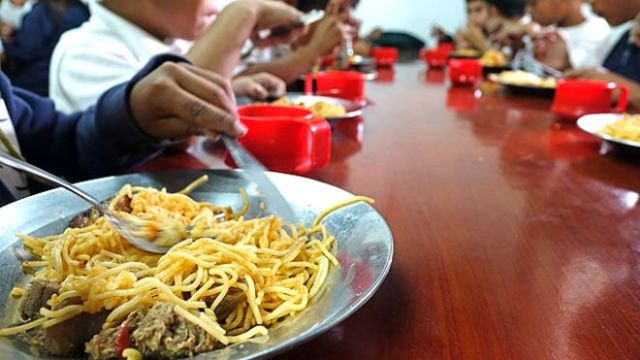 El almuerzo de los niños que visitamos en Las Lomas, según sus tutoras "con seguridad el único plato del día"