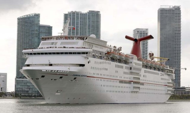 Imagen de archivo del crucero Ecstasy de Carnival en el puerto de Miami, sep 18, 2015. Cuba levantó la prohibición para que los ciudadanos cubanos y cubano-estadounidenses puedan entrar y salir por mar a la isla caribeña en buques comerciales, una medida que abre el camino para que la empresa de cruceros Carnival pueda operar desde la próxima semana.   REUTERS/Joe Skipper