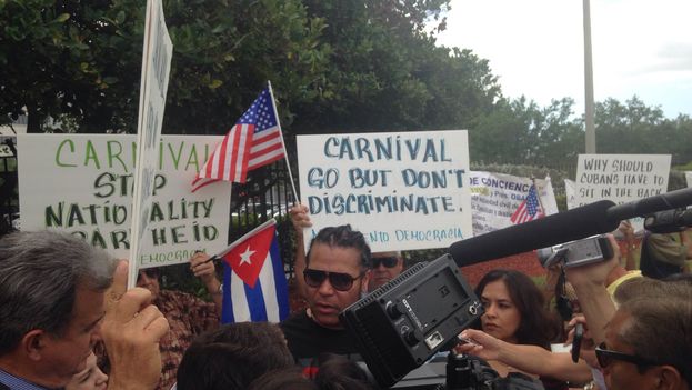 Concentración ante la sede de Carnival