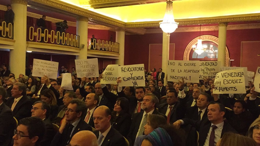 Diputados venezolanos protestan en la sede del Parlasur (fotos + video)