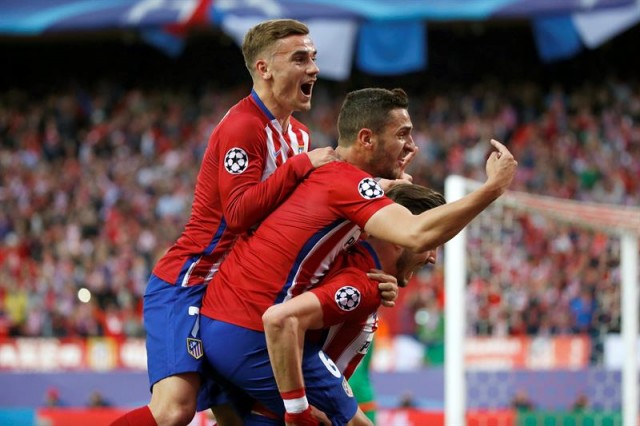 El centrocampista del Atlético de Madrid Saúl Ñíguez (d) celebra el gol, junto a su compañero el centrocampista Koke Resurrección (c) y el delantero Antoine Griezmann (i) durante el partido de ida de semifinales de la Liga de Campeones contra el Bayern Munich en el estadio Vicente Calderón, en Madrid. EFE