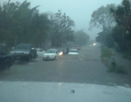 Fuertes lluvias en varias zonas de Caracas colapsan el tráfico (FOTOS)