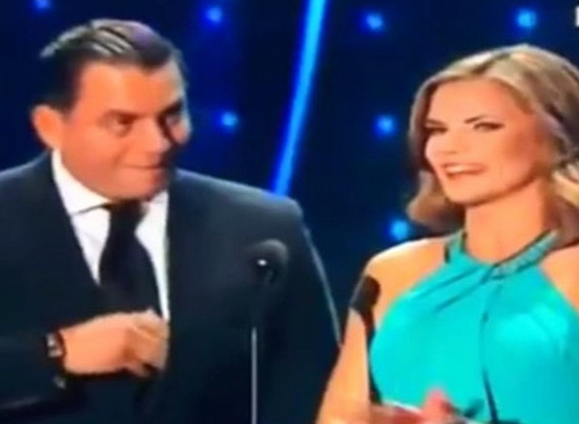 Daniel Sarcos sacó su bolígrafo en los premios #Billboards2016: Llegó el tiempo para firmar (Video)