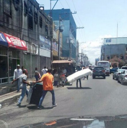 Asaltan mueblería de San Félix durante incendio (Fotos + Video)