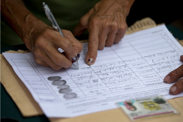 Un hombre grita "¡Lo hice!l luefgo de firmar una petición, organizada por la oposición, para iniciar un referendo revocatorio del mandato del presidente de Venezuela Nicolás Maduro en San Cristóbal, el miércoles 27 de abril de 2016. (Foto AP/Fernando Llano).