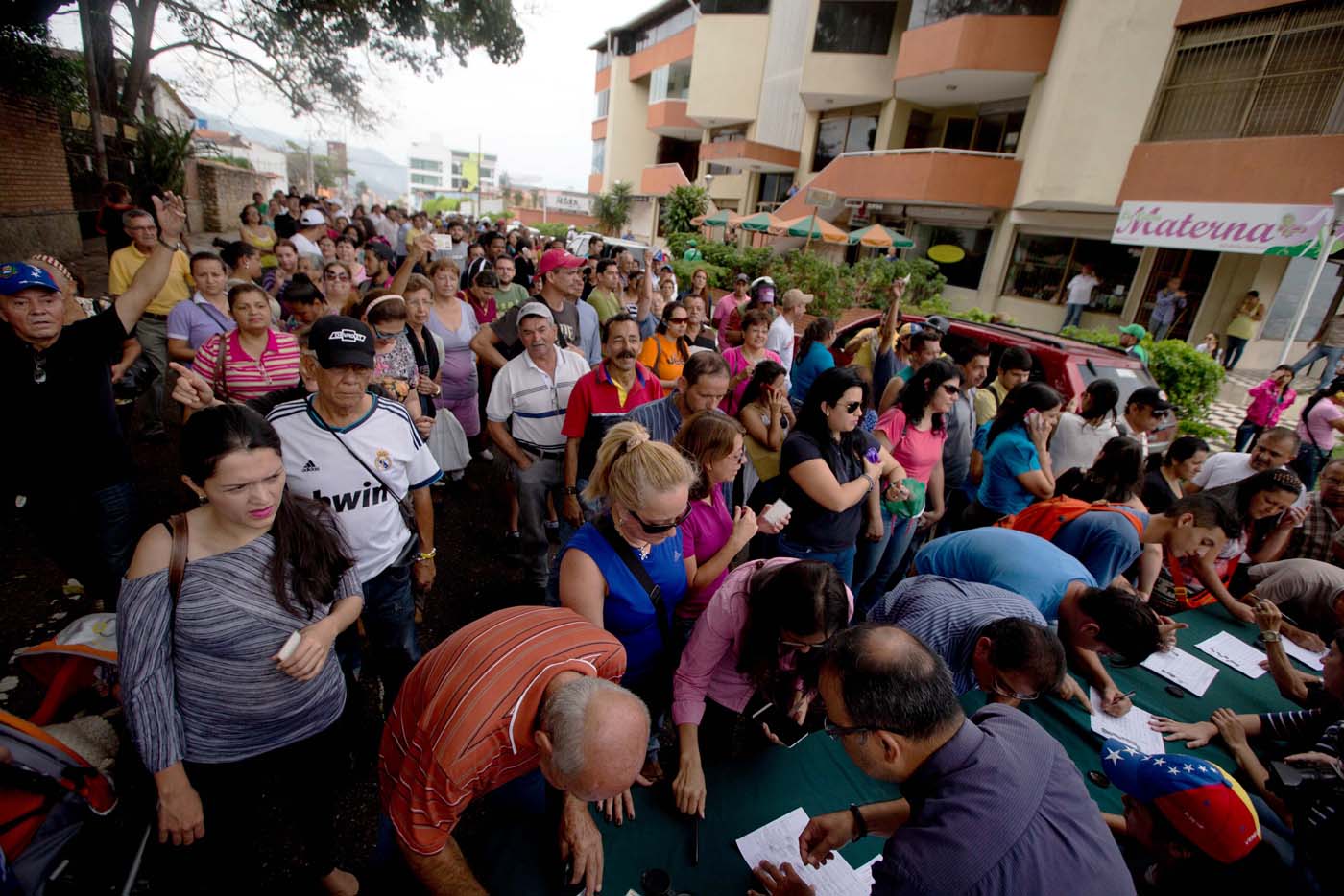 Oposición crea voluntariado para validación de firmas