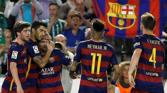 El delantero uruguayo del FC Barcelona Luis Suárez (2i) celebra con sus compañeros el gol que acaba de marcar, el segundo del equipo frente al Betis, durante el partido de la trigésima sexta jornada de Liga en Primera División que están disputando esta noche en el estadio Benito Villamarín, en Sevilla. EFE