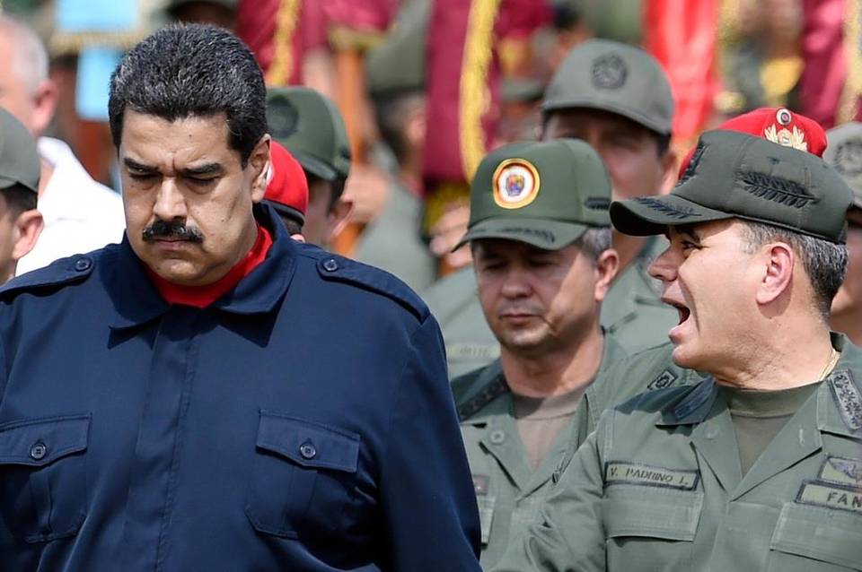 El presidente Nicolás Maduro y el ministro de Defensa de Venezuela, Vladimir Padrino López, durante un desfile militar    (Foto AFP)