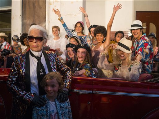 El diseñador de moda Karl Lagerfeld, a la izquierda, posa con las modelos que participaron en la presentación de su colección "cruise" para la casa de moda Chanel, en el Paseo del Prado de La Habana, el martes 3 de mayo de 2016. (AP Foto/Ramon Espinosa)