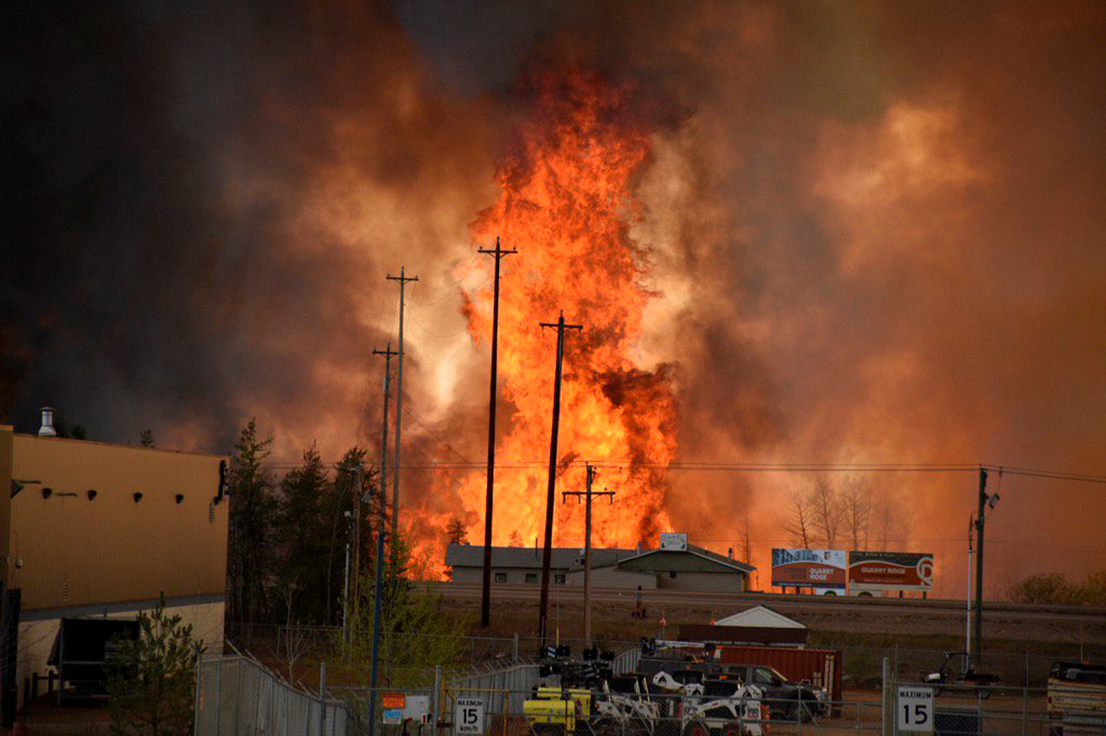 Aumentan a 8.000 los trabajadores evacuados por el incendio de Fort McMurray