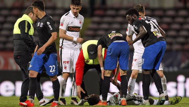 Futbolista camerunés fallece en pleno partido (video)