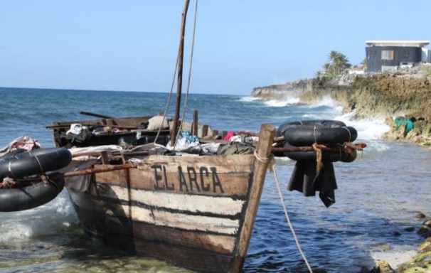 Ocho cubanos que navegaban