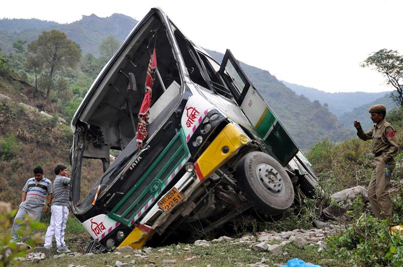 Al menos 14 muertos y 40 heridos al caer un autobús a un barranco en la India (Fotos)