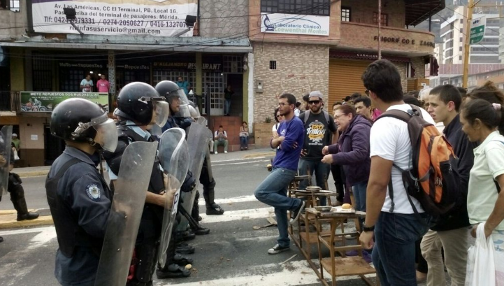 Polimérida responde con gases lacrimógenos a estudiantes de la ULA que exigían comida (Fotos)