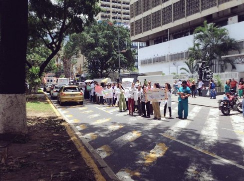 Médicos del Hospital JM de los Ríos protestan nuevamente en las calles por falta de insumos