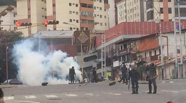 Polimérida reprimió manifestaciones que dejaron varios heridos frente al CC Yuan Lin (Fotos)