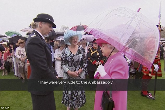 La reina Isabel fue captada diciendo que una delegación china fue  maleducada