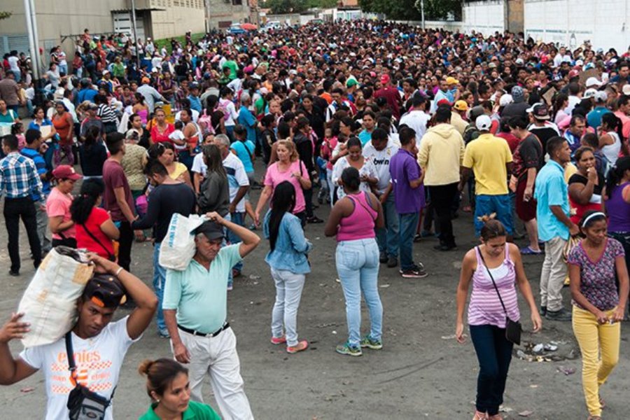 Asesinan a mujer en una cola para comprar alimentos