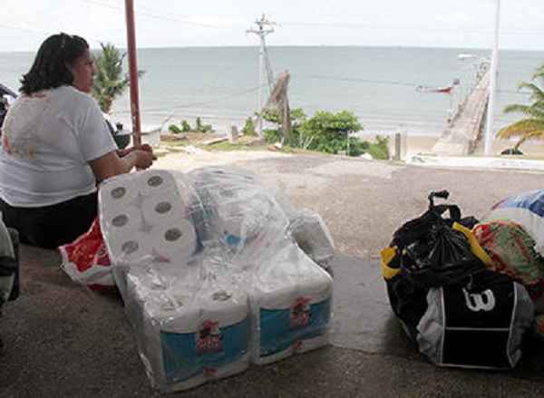 La venezolana Nidia Rodríguez espera la aprobación por las autoridades de inmigración en el puerto de Cedros en febrero antes de regresar a Venezuela en piragua. Nidia llegó a Trinidad para comprar alimentos, artículos de tocador y jabón de lavar. FOTO: Kristian DE SILVA The Guardian