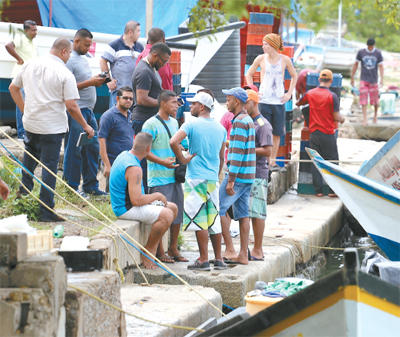 Agentes de la policía y de aduana revisan la doocumentación en el Puerto de San Fernando / The Guardian