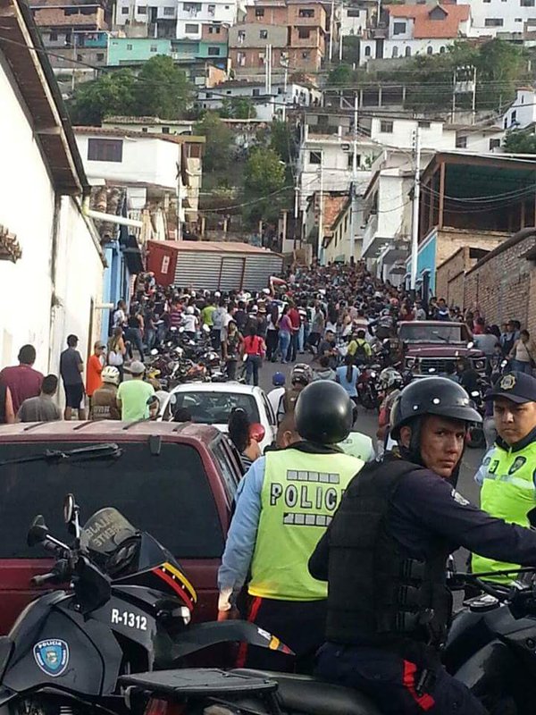 Saqueo de camión en Capacho termina con  perdigones y bombas lacrimógenas (FOTOS)