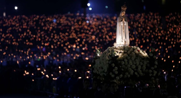 Miles de peregrinos participaron anoche en una vigilia (foto Reuters)