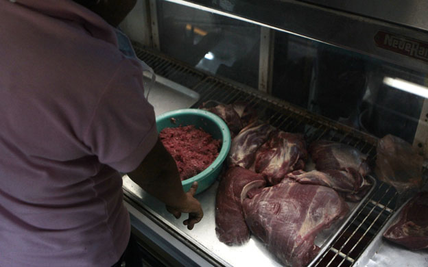 Maracaibo, Venezuela, 13/05/2016. Recorrido por el mercado de Santa Rosalia para conocer el nuevo precio de los productos de la cesta basica. El pasado miercoles el gobierno anuncio el aumento de algunos productos. En la foto: El gobierno anuncio aumento de la carne; queso, y otros productos.