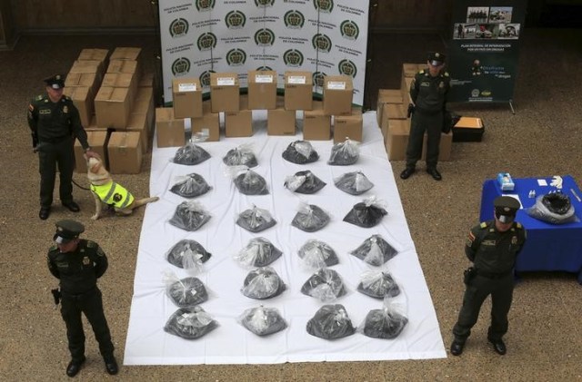 Imagen de archivo de policías antinarcóticos de Colombia mostrando evidencia de una confiscación de cocaína en Bogotá, Colombia,  Septiembre 7, 2015. La Policía de Colombia confiscó el domingo ocho toneladas de cocaína pertenecientes a la principal banda criminal del país en una zona cercana a la frontera con Panamá, en el mayor decomiso de droga en la historia reciente del país, informaron las autoridades. REUTERS/ John Vizcaino