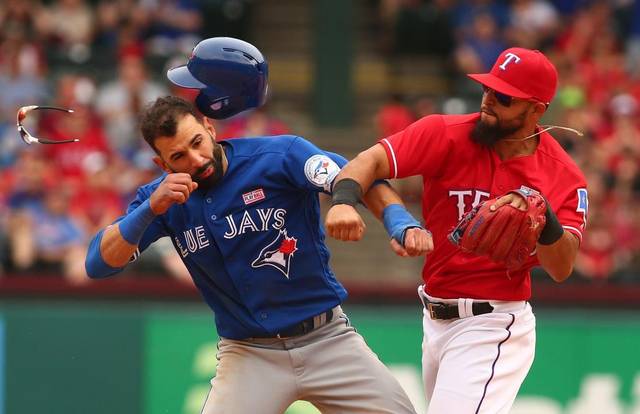 Rougned Odor y José Bautista se fueron a las manos en pleno juego