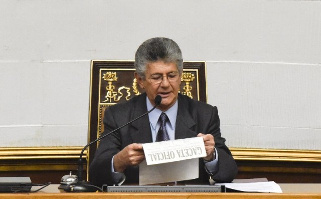 The president of the Venezuelan National Assembly Henry Ramos Allup is depicted during a special session in Caracas on May 17, 2016. Venezuela's opposition on Tuesday urged the public to defy a state of emergency President Nicolas Maduro has decreed over a nation sapped by food shortages and a collapsing economy. / AFP PHOTO / JUAN BARRETO