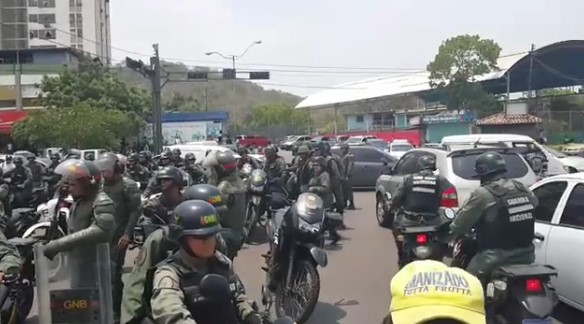 Unos 50 motorizados de la GNB están en la sede del CNE en Barcelona por marcha de la MUD