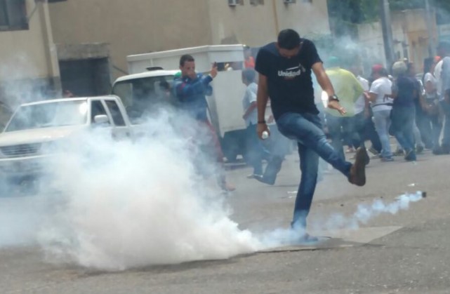 Detenidos y lacrimógenas fue el saldo de la marcha hacia el CNE para exigir el revocatorio en Valencia