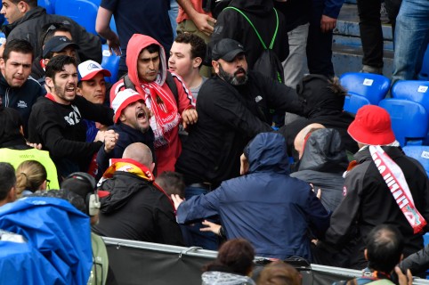 Hinchas de Liverpool y Sevilla se fueron a los golpes en plena final (videos)