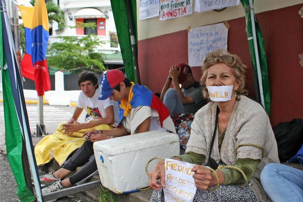 Continúa encadenado un grupo estudiantil en cercanías del CNE de Táchira