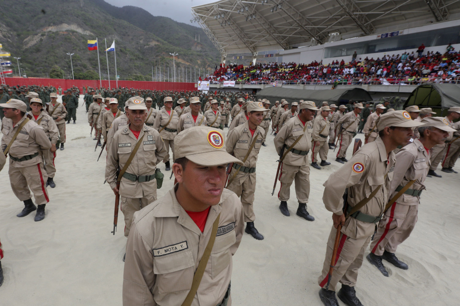 Venezuela prepara a miles de milicianos para el orden interno y la defensa