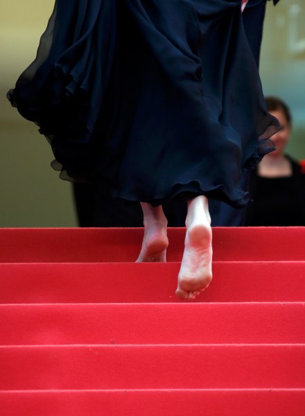 Cast member Julia Roberts walks on the red carpet as she arrives for the screening of the film "Money Monster" out of competition during the 69th Cannes Film Festival in Cannes, France, May 12, 2016. REUTERS/Jean-Paul Pelissier