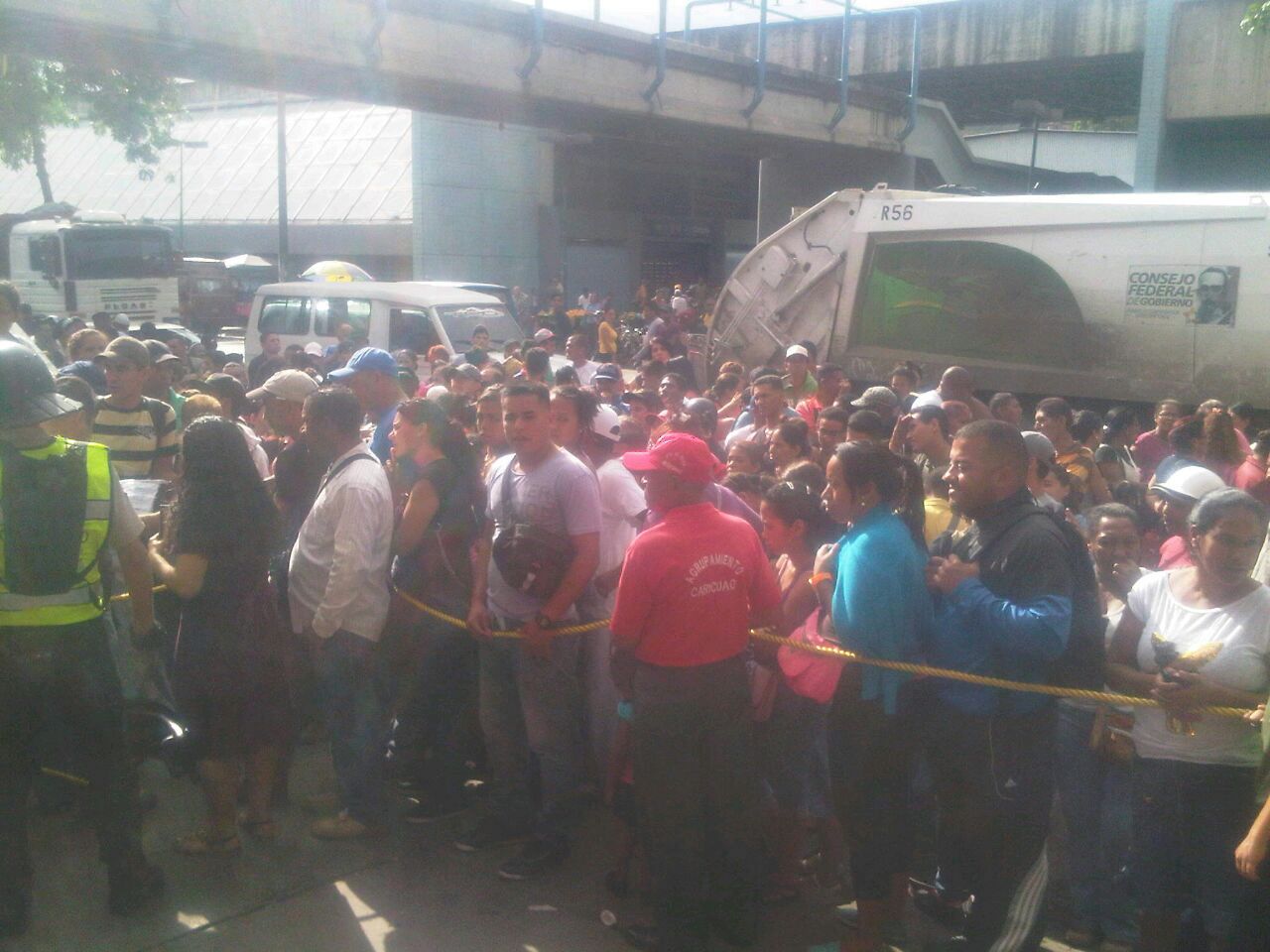 Carapita protesta por comida: PNB presente con antimotines y “gas del bueno” (FOTOS + VIDEOS)