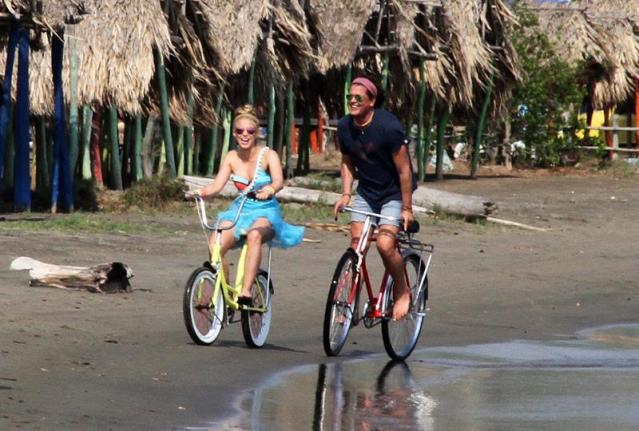 Shakira y Carlos Vives durante la grabación del video "La bicicleta" (Foto EFE)