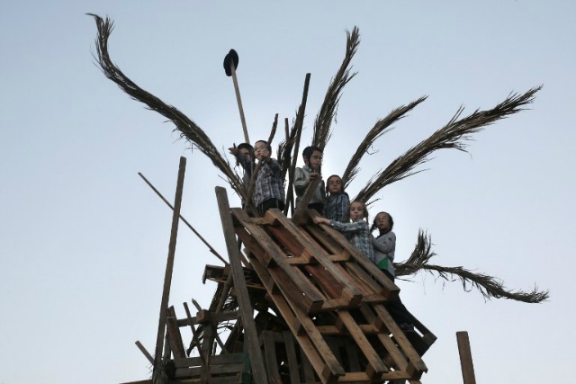 niños judíos ultra-ortodoxos preparan una hoguera gigante antes de encenderlo en el barrio Mea Shearim de Jerusalén en mayo 25,2016 durante la celebración de Lag Baomer. El Lag Baomer hoguera se enciende para conmemorar la muerte del renombrado erudito judío y reconocido bar Yochai hace unos 1800 años. En una noche de vigilia miles de Judios se encenderán hogueras grandes y visitar el lugar de descanso final de Bar Yochai, que es venerado como uno de los grandes sabios del judaísmo. MENAHEM KAHANA / AFP