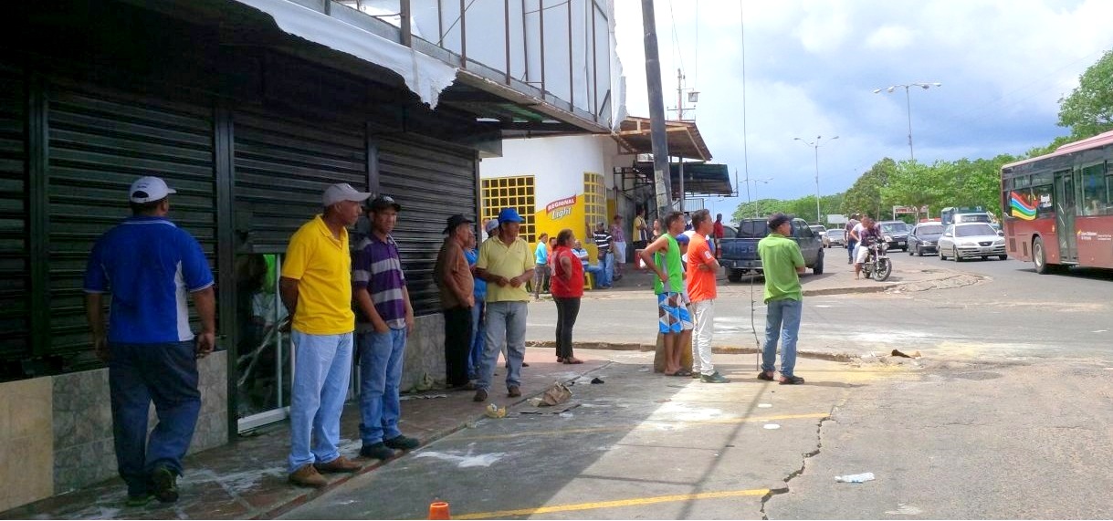 Saquean camión de Alimentos Polar que descargaba mercancía en San Félix (Fotos)