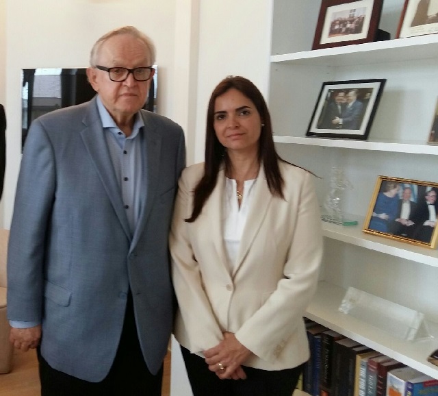 Martti Ahtissari, izquierda, es un político finlandés, décimo presidente de la República de Finlandia y ganador del Premio Nobel de la Paz en el 2008. En la foto junto a Tamara Suju